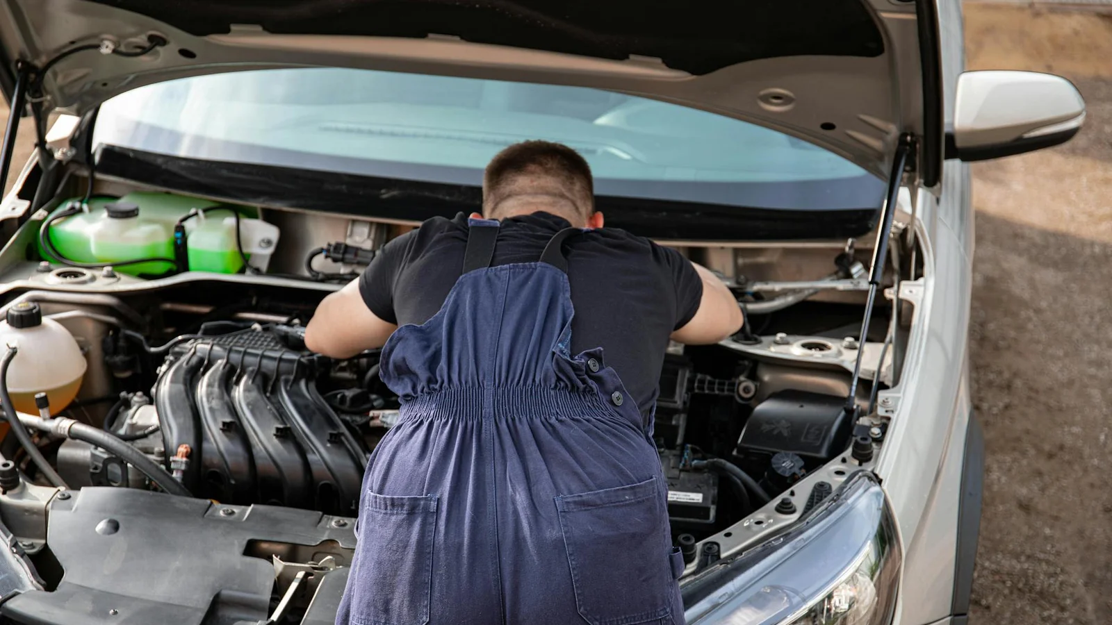 Mechaniker diagnostiziert DSG-Problem