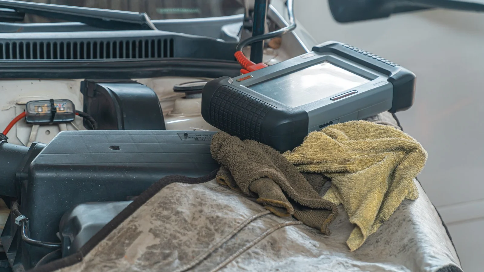 DSG Fehlercodes auslesen – OBD-Diagnosegerät am Fahrzeug angeschlossen