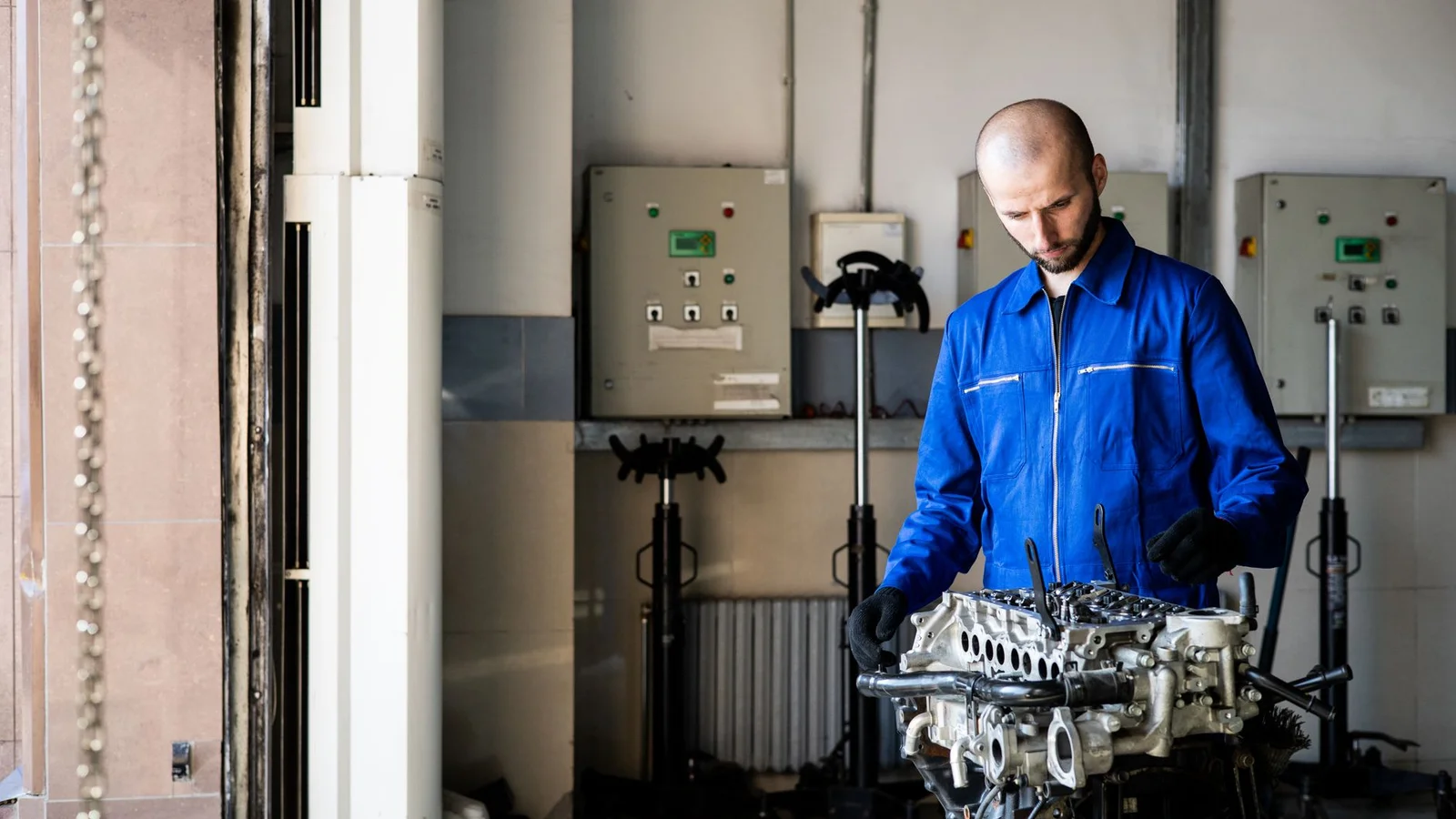 Fahrzeug mit DSG-Getriebe im Stand, Motor geht beim Anhalten aus