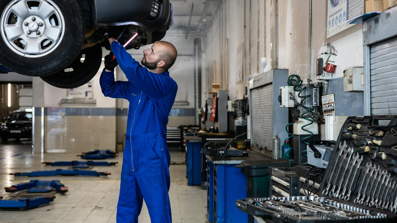 Fahrzeug mit DSG-Getriebe steht in einer Garage nach langer Standzeit