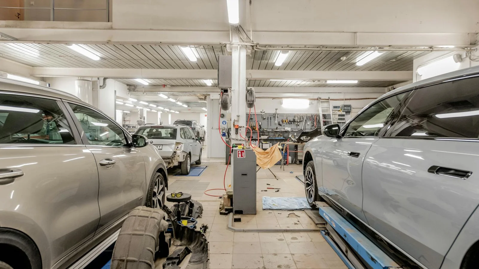 DSG-Getriebe Wartung - Mechaniker prüft Getriebeöl und Mechatronik