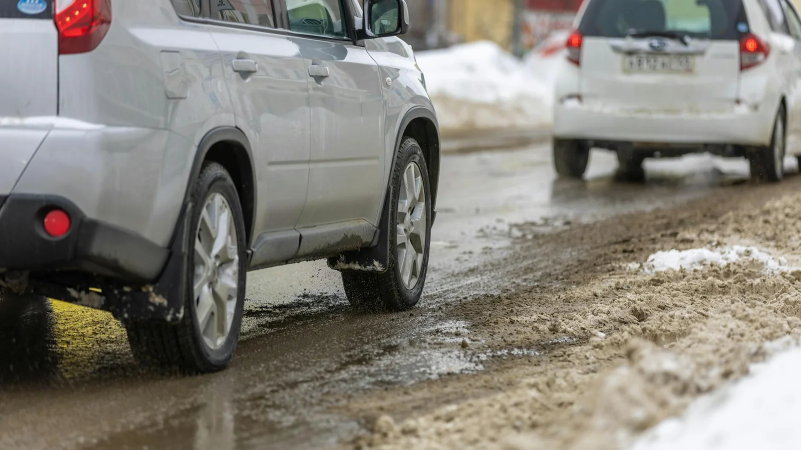Auto mit DSG-Getriebe im Winter bei Schnee und Kälte