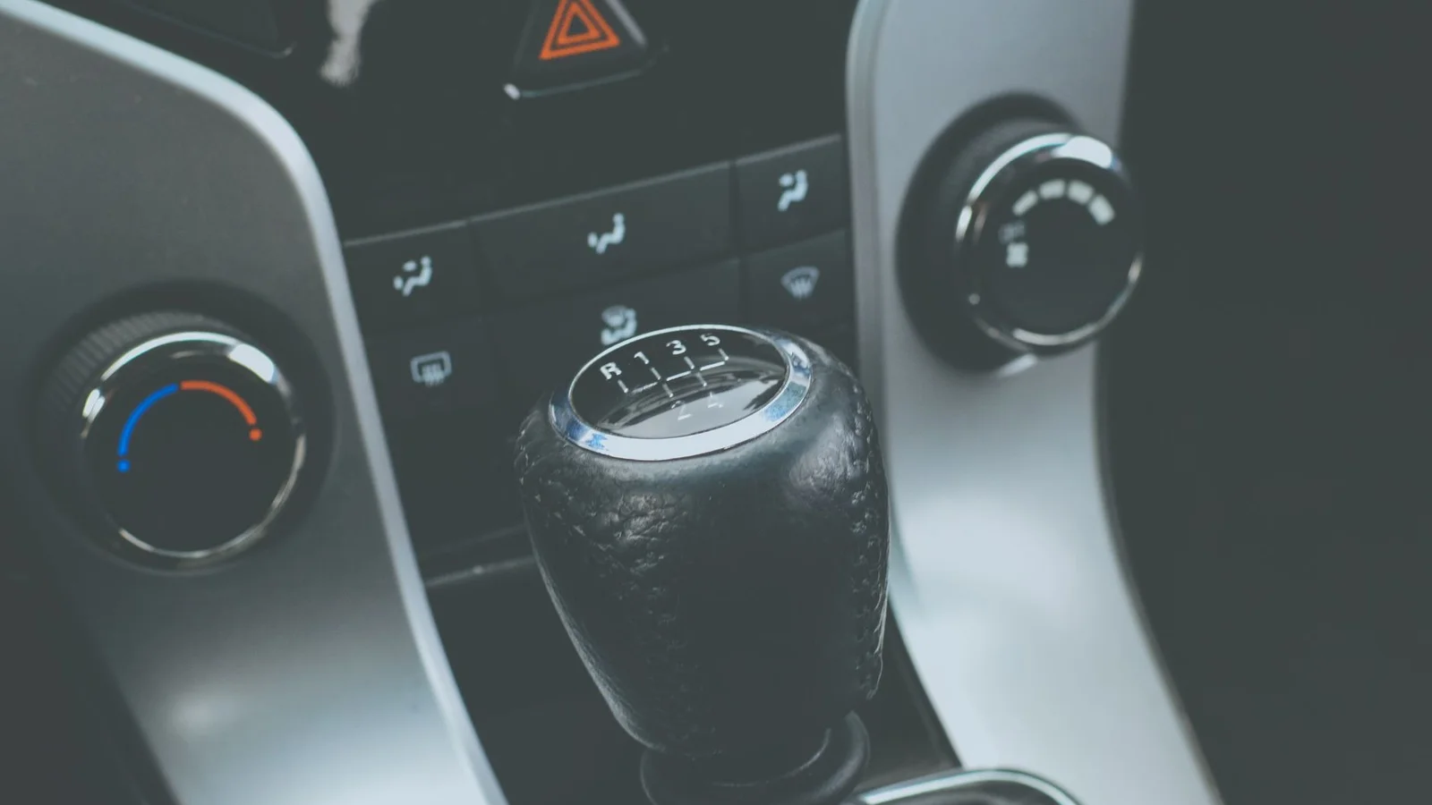 Auto mit DSG-Getriebe steht an einer Steigung – Anfahrschwäche am Berg