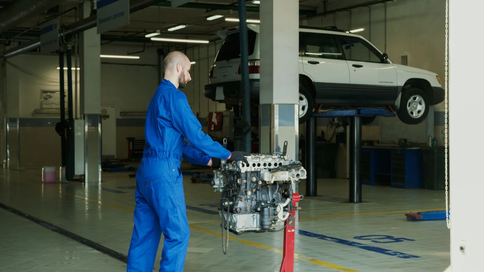 Launch Control DSG-Getriebe: Fahrzeug beim Vollgasstart mit Rauchendem Asphalt