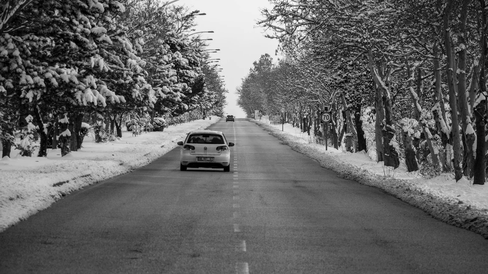 Auto im Winter auf verschneiter Straße
