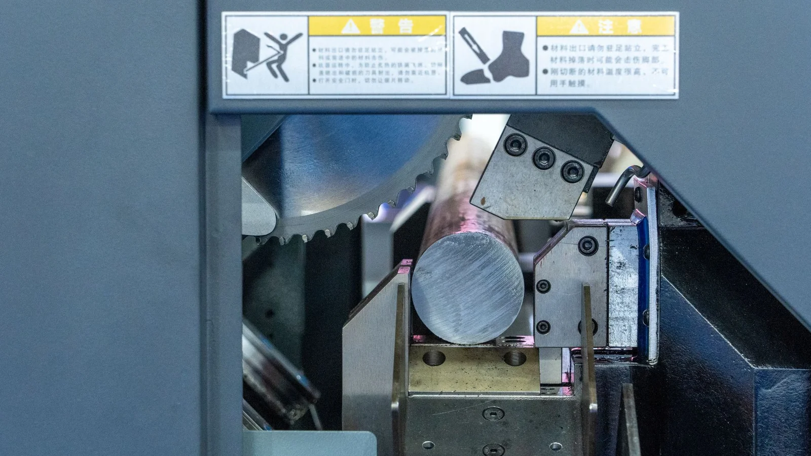 Geöffnete DSG-Mechatronikeinheit mit sichtbaren Hydraulikkanälen und Steuerplatine