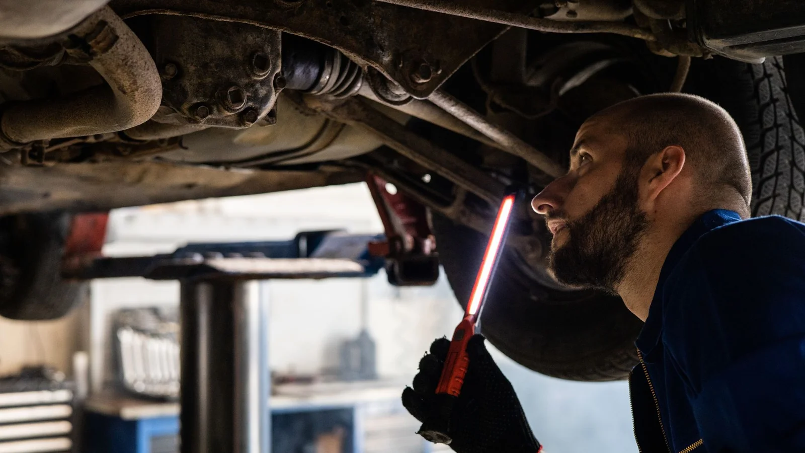 VW CC mit DQ250 DSG-Getriebe auf der Werkstattbühne bei der Diagnose